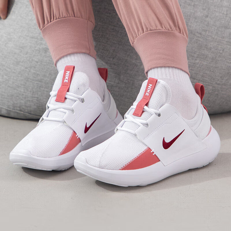 Nike耐克浅色轻便运动鞋