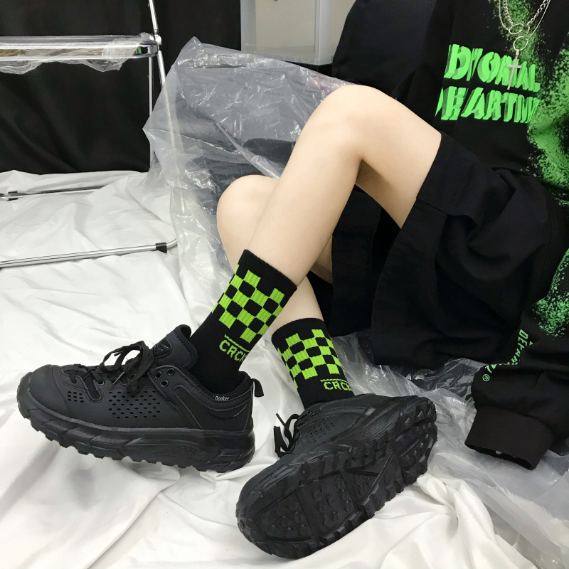 简约风方格运动休闲中筒袜