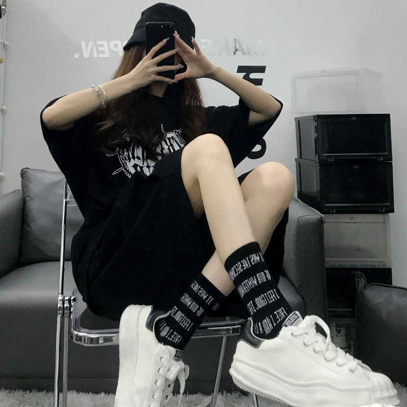 欧美嘻哈个性洋气黑白字母英文袜子简约百搭配鲨鱼裤男女中筒棉袜