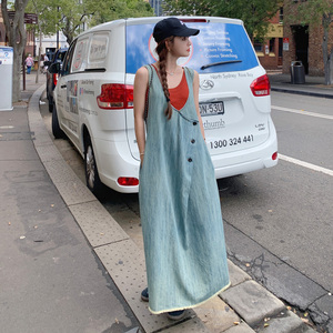 休闲减龄牛仔色连衣裙宽松大码长裙时尚穿搭港风复古牛仔背带裙女