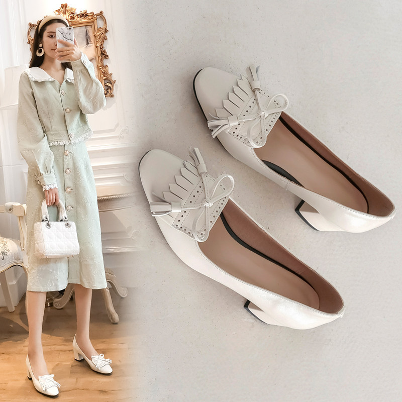 2020秋季新款韩版真皮粗跟浅口单鞋流苏蝴蝶结高跟鞋雕花女鞋子