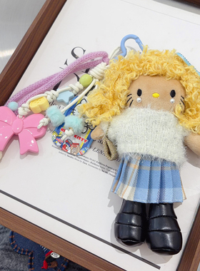 原创黄色卷发长腿KT包包挂件白色毛衣蓝色格子裙手工编织饰品挂饰