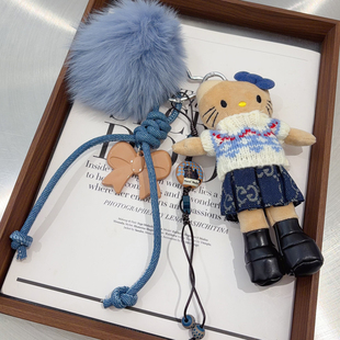 白色毛衣蓝色短裙黑皮长腿KT包包挂件手工编织蝴蝶结狐狸毛球饰品