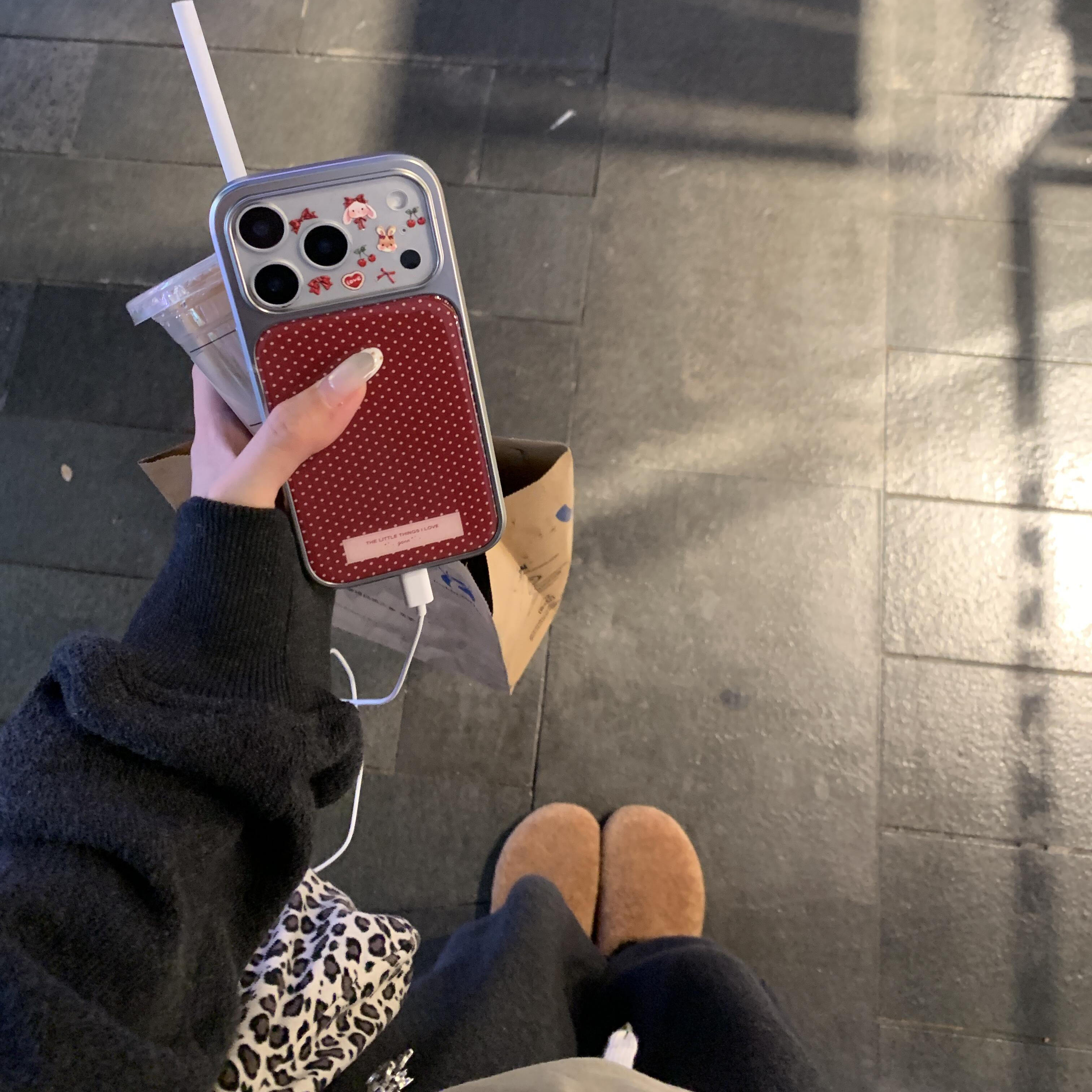 ins风波点红色标签银边滴胶手机壳适用苹果iPhone17promax高级感保护套小众16plus华为15pro14防摔小米13pro