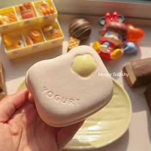 木吉慢回弹草莓小熊面包仿真面包捏捏乐解压玩具可爱圣诞礼物玩具