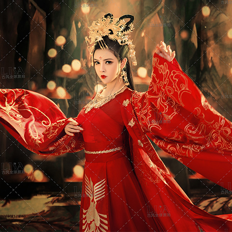 张子怡夜宴古装汉服女网红 红色婚服拖尾皇后奢华喜服绣花