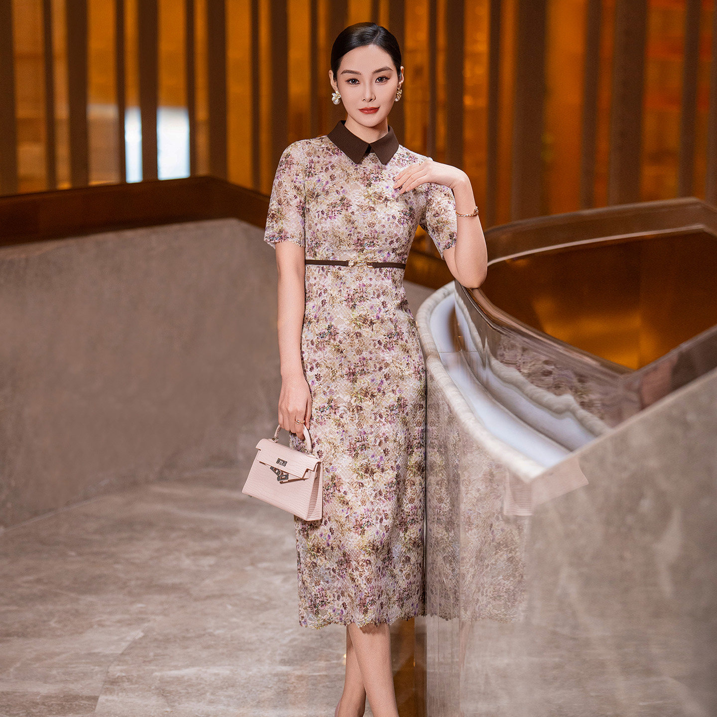 蕾丝碎花连衣裙女夏季2026新款优雅时尚短袖通勤修身收腰翻领裙子