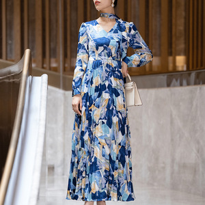 连衣裙春秋2026新款时尚优雅复古端庄修身显瘦长袖过膝缎面印花裙