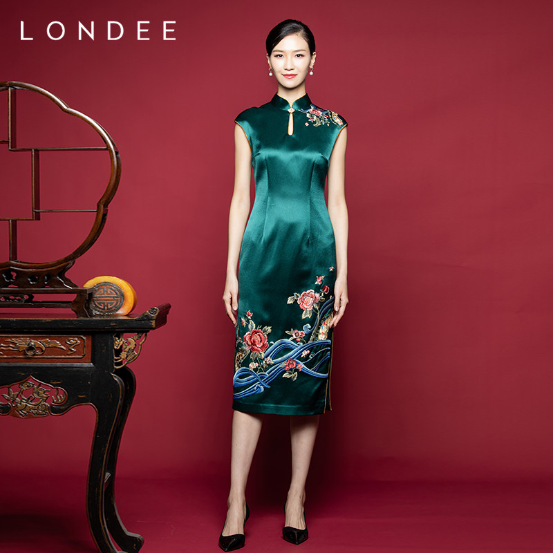 Londee/龙笛经典新中式孔雀绿高定刺绣牡丹旗袍缎面连衣裙0T26651