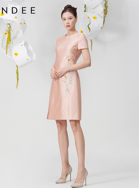 Londee/龙笛春夏新款丝毛面料绣花连衣裙旗袍2S21658