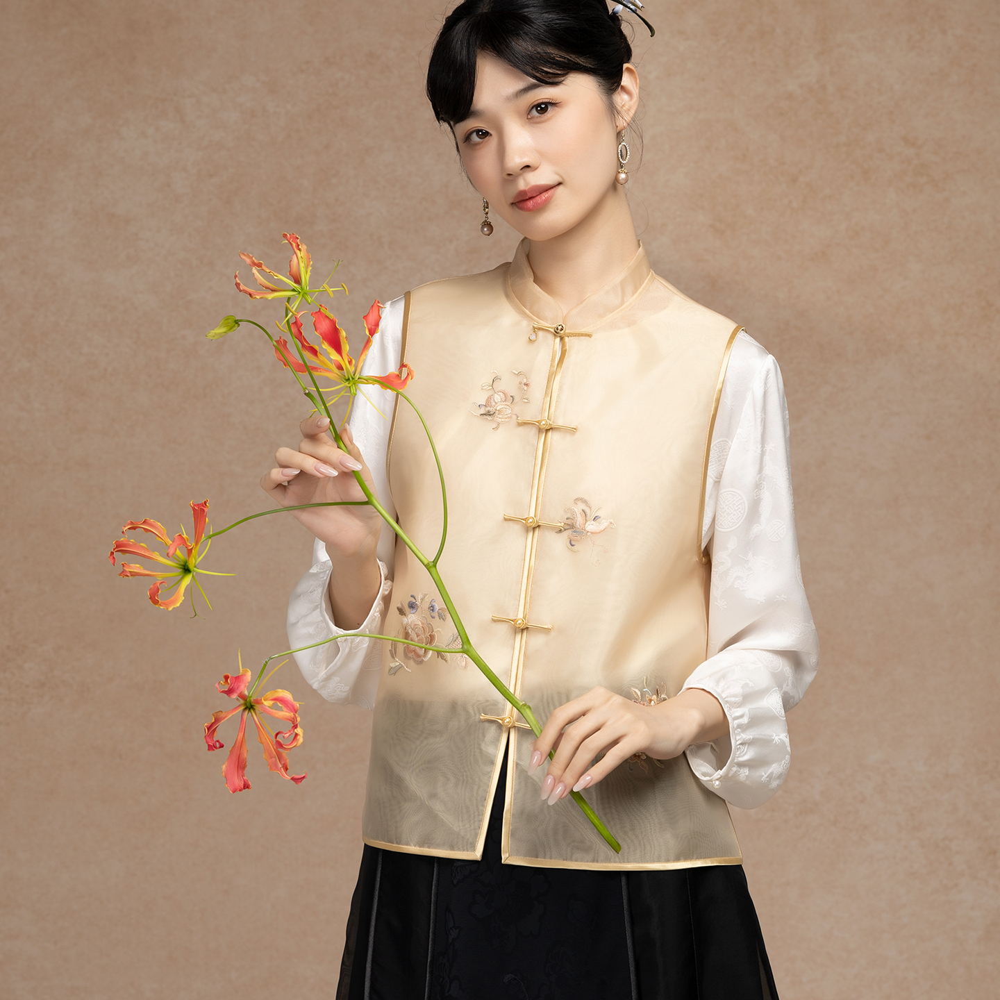 Londee/龙笛新中式国风刺绣马甲女复古盘扣立领无袖马夹5S27279