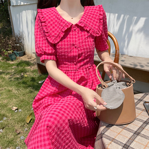 2026年新款夏季女装设计感小众甜美泡泡袖娃娃领玫红格子连衣裙子