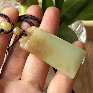 天然和田玉老玉无事牌吊坠一物一图岫岩黄白老黄玉平安无事牌挂件