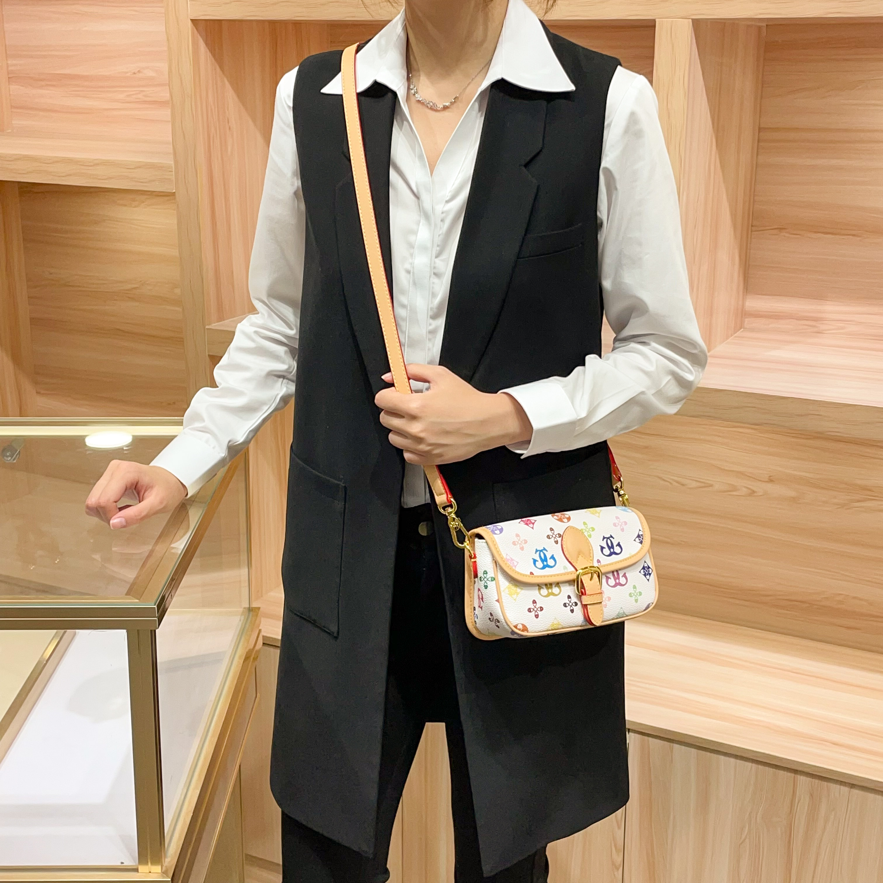 包包女士2026新款高级感洋气斜挎包小型法棍腋下包休闲百搭轻便款