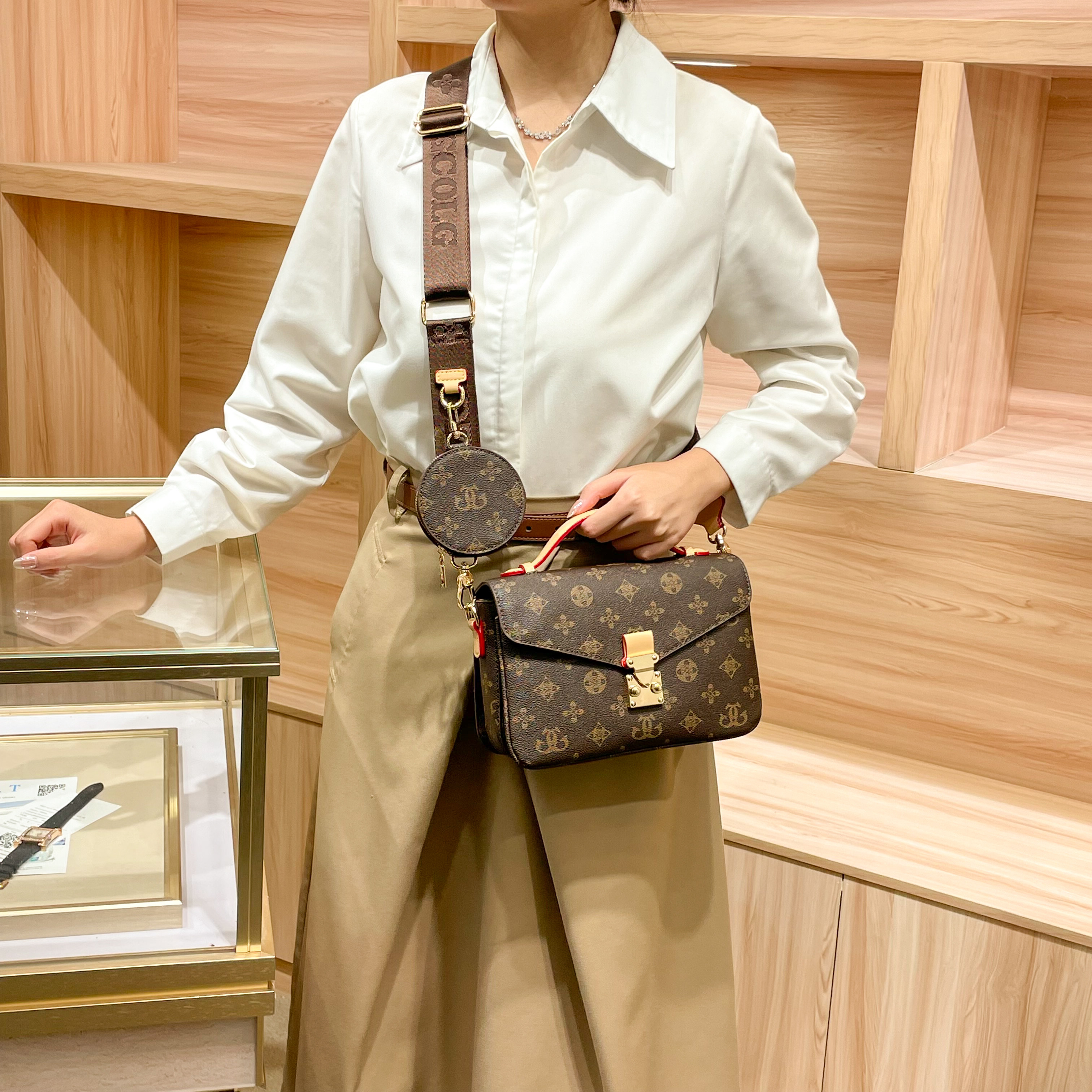 2026巨好看包包老花真皮邮差斜挎手提高级感小众不撞款女百搭轻奢