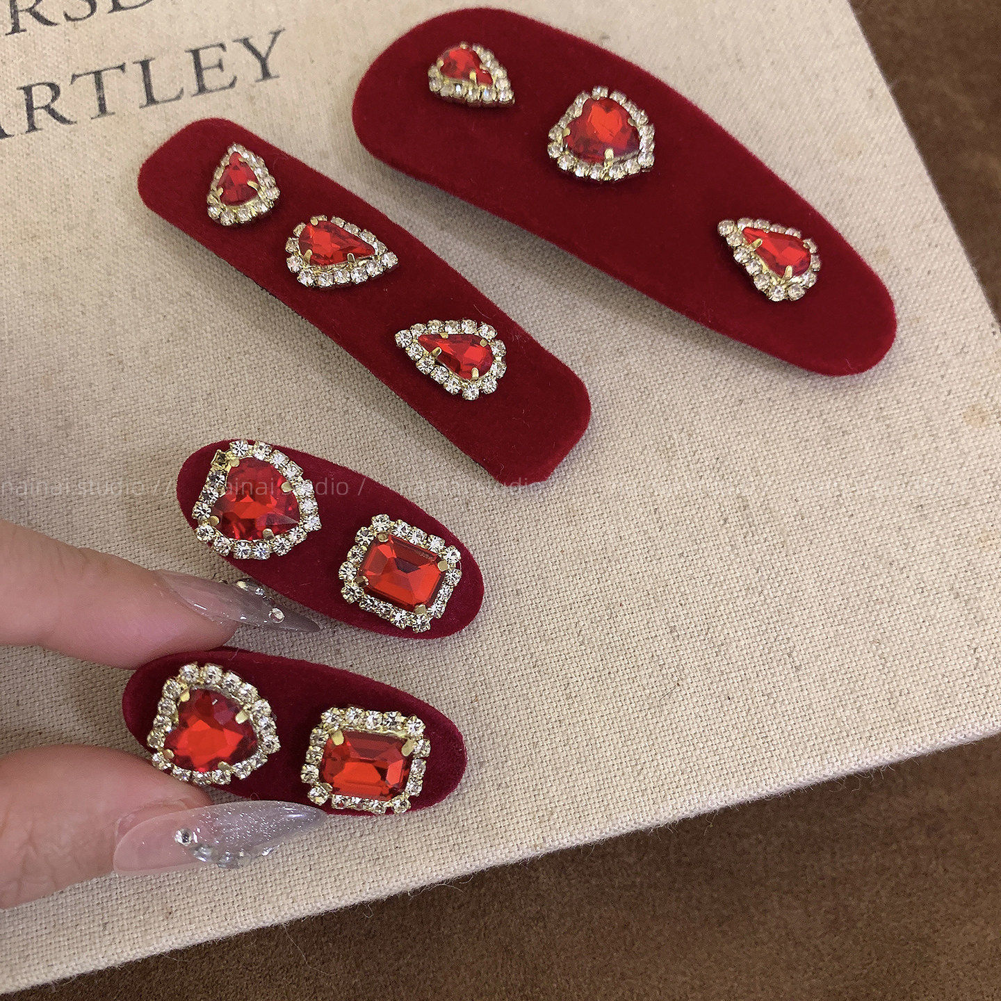 红色爱心闪钻发夹~新年款丝绒复古氛围感侧边夹刘海夹宫廷风发饰A