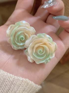 渐变绿色耳钉~山茶花小清新2026夏季新款花朵耳环度假风耳饰女A