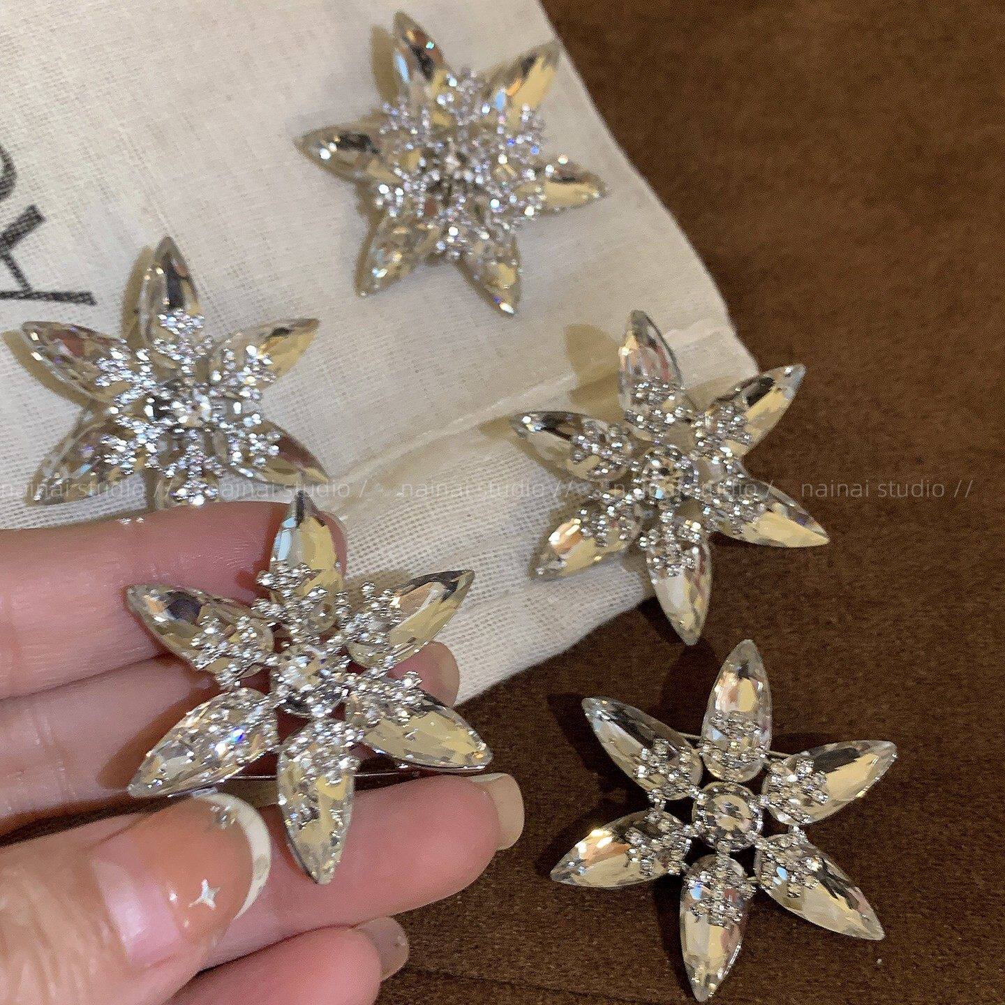 雪花胸针~氛围感圣诞节超闪高级感轻奢水晶胸花别针西装外套配饰