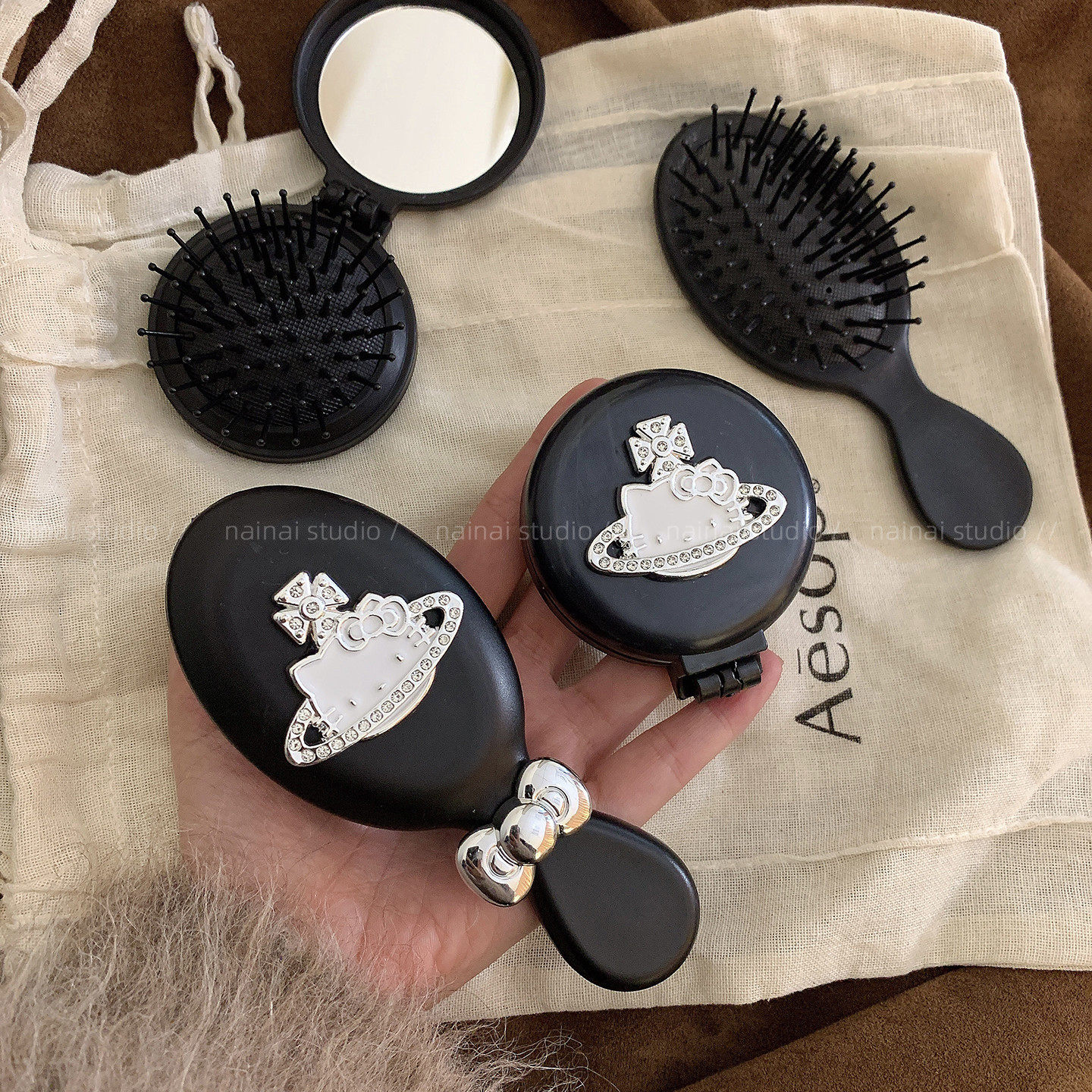 土星Kitty梳子~带镜子气囊迷你随身携带化妆梳气垫KT猫甜酷折