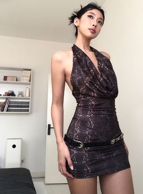 A BEAN abg辣妹 复古蛇纹印花挂脖荡领弹力连衣裙 露背包臀短裙