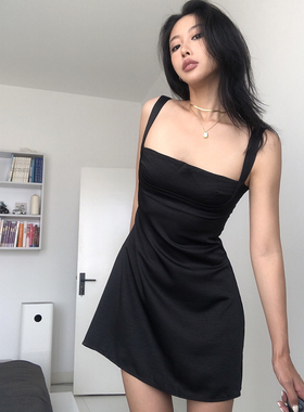 A BEAN 法式辣妹 醋酸缎面垂感高级方领吊带修身收腰A字裙小黑裙