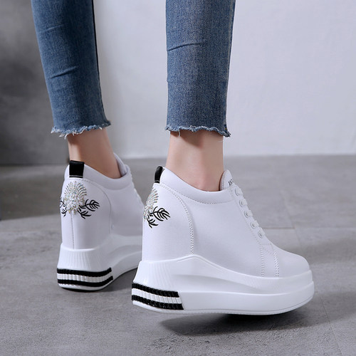 秋季新款内增高女鞋坡跟小白鞋12cm厚底休闲皮面透气松糕镂空单鞋
