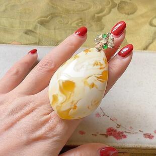 昌华 18K金镶嵌天然骨瓷白白蜜蜜蜡妖孽纹水滴吊坠 可遇不可求