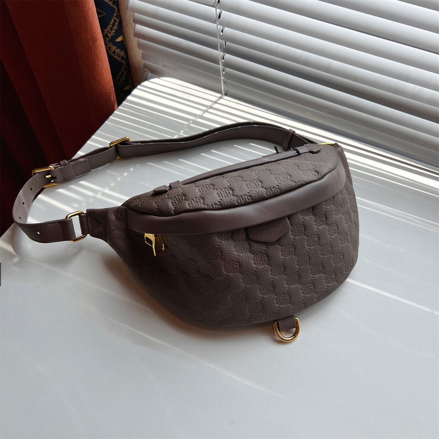 女士胸包2024新款潮女胸前斜挎包女轻奢时尚高级质感真皮头层牛皮