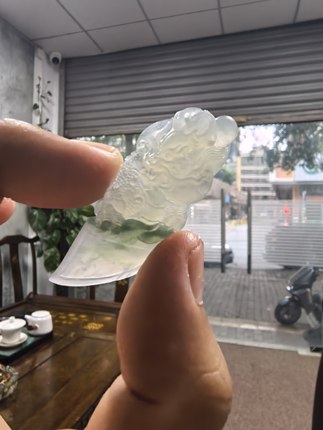 缅甸天然翡翠府上有龙，龙吊坠 龙挂件冰种飘花俏色巧雕精工细作