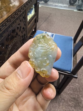 天然翡翠黄翡骑象普贤菩萨吊坠俏色巧雕纯手工，小巧精致冰种黄翡