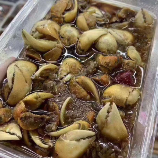 T江阴野生蟹脚蜞鳌 混合着蒜泥酱 吃完蟹钳拿拌饭 拌面 也是好的