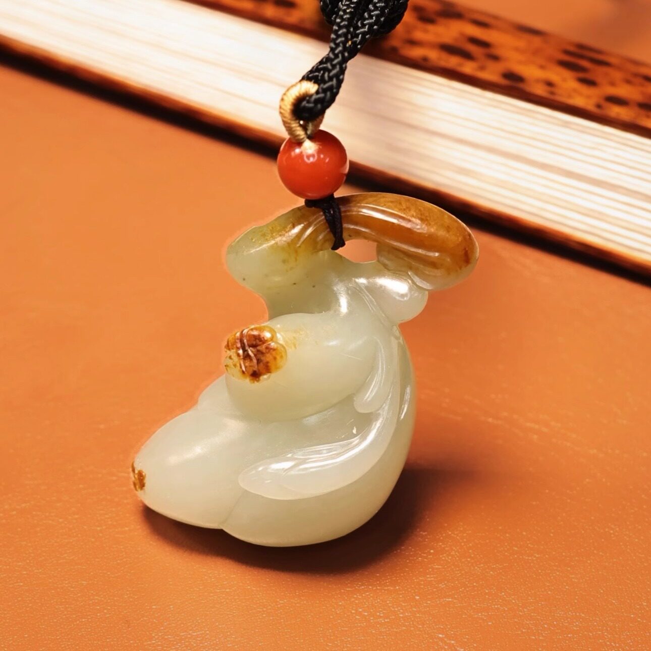 秋会长的新疆天然和田玉翠青白玉籽料荷花独籽挂件吊坠20克