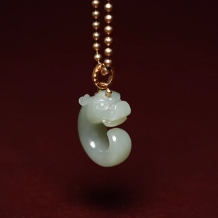 秋会长和田玉新疆天然沙枣青籽C形龙挂件【NGTC 国检N1子料大证】