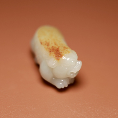 秋会长的和田玉红皮白肉貔貅把件