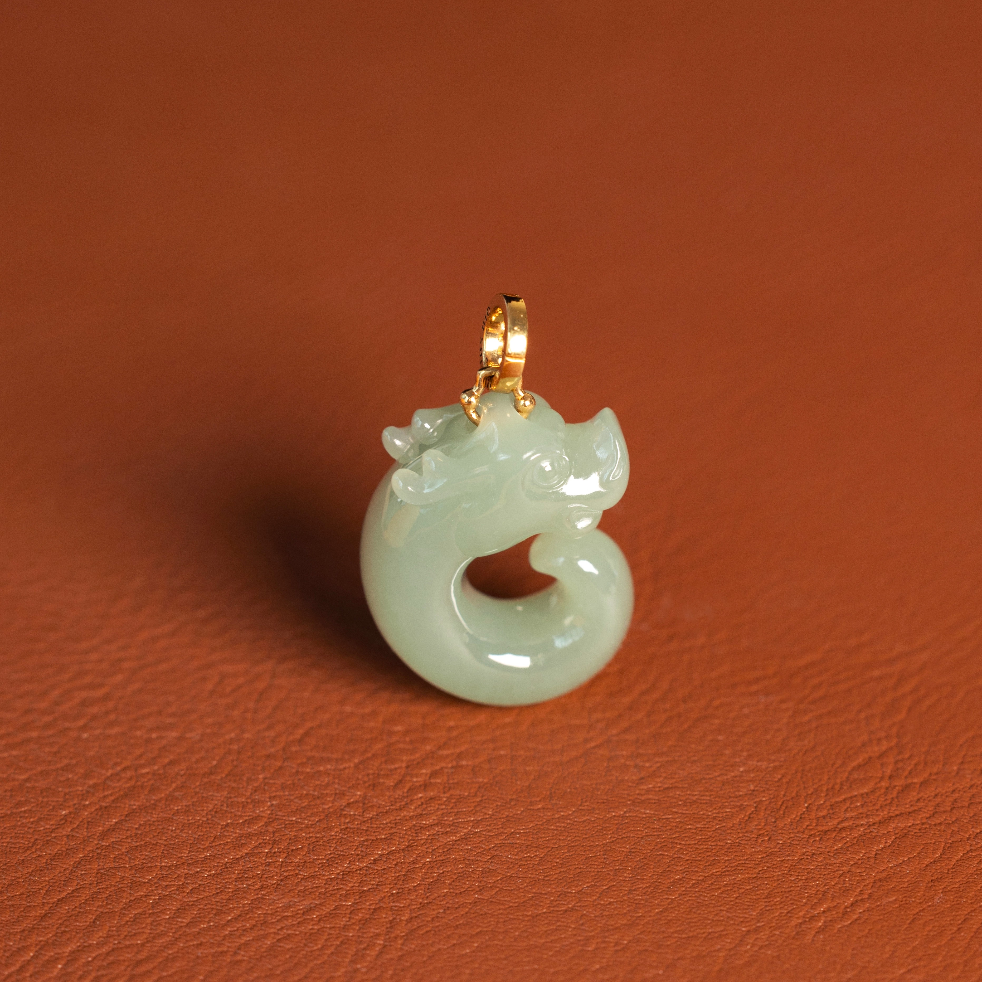 新疆天然沙枣青玉猪龙挂件吊坠
