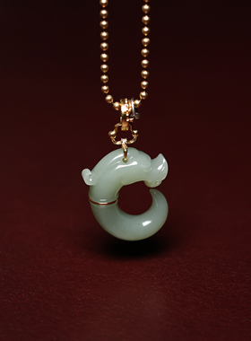 秋会长和田玉新疆天然沙枣青籽C形龙挂件【NGTC 国检N1子料大证】