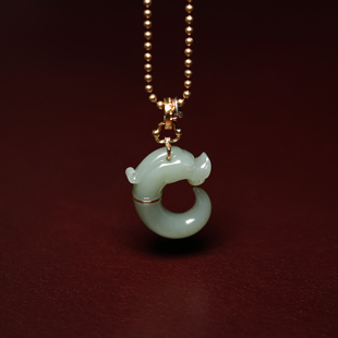 秋会长和田玉新疆天然沙枣青籽C形龙挂件【NGTC 国检N1子料大证】