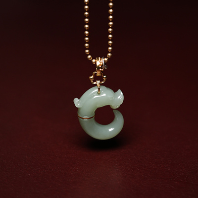 秋会长和田玉新疆天然沙枣青籽C形龙挂件【NGTC 国检N1子料大证】