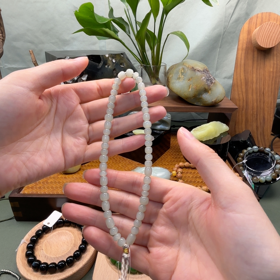 秋会长的和田玉天然青白玉籽料手持