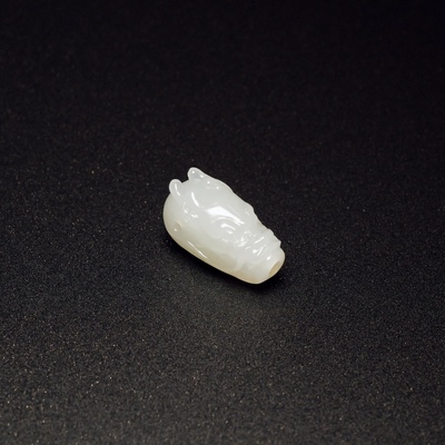 秋会长的和田玉白玉籽料三通国检