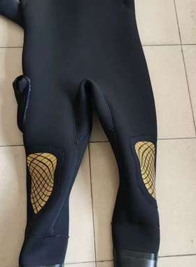 议价维修Water Scuba潜水服，黑色主体配黄色网格图案，5mm