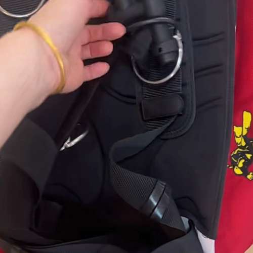 议价维修台湾产潜水背飞BCD，红色外壳搭配黑色内衬，带5个D环设