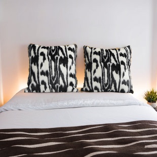 inchgrass现代轻奢黑白花纹仿皮草抱枕客厅沙发靠垫枕套新品