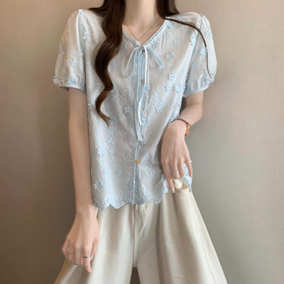 浅蓝色立体刺绣花朵短袖