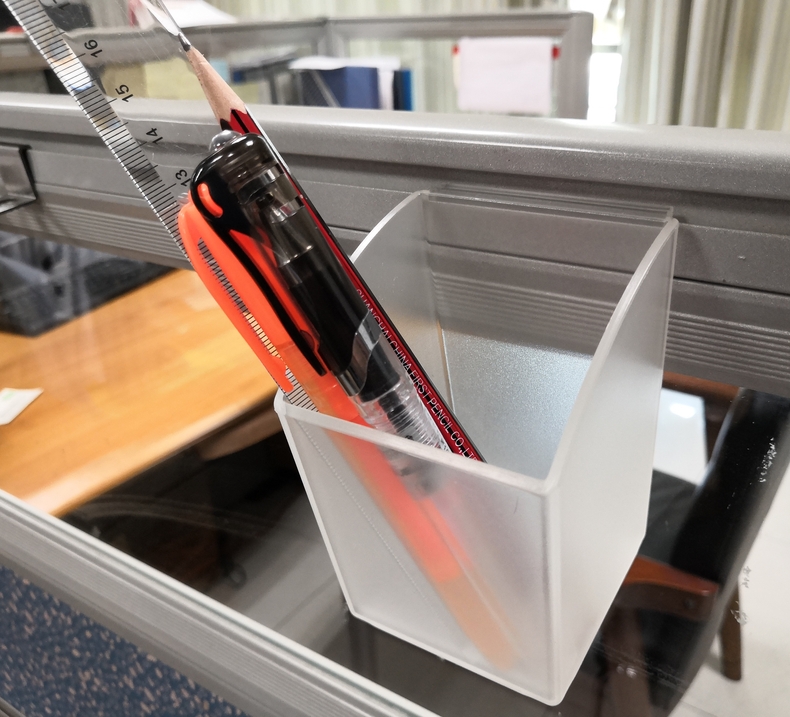 屏风创意下挂式方形笔筒挂件隔断工位办公桌面槽缝半透明水培花盆