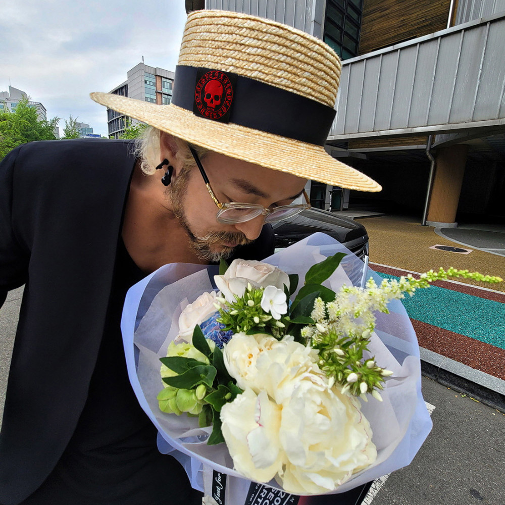 韩国潮牌骷髅黑带巴拿马草编软呢帽男女复古遮阳平沿礼帽爵士帽子