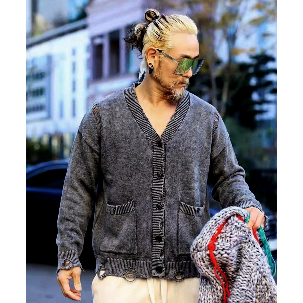 2026韩版春季宽松复古做旧破洞V领针织衫男 慵懒落肩开衫毛衣外套