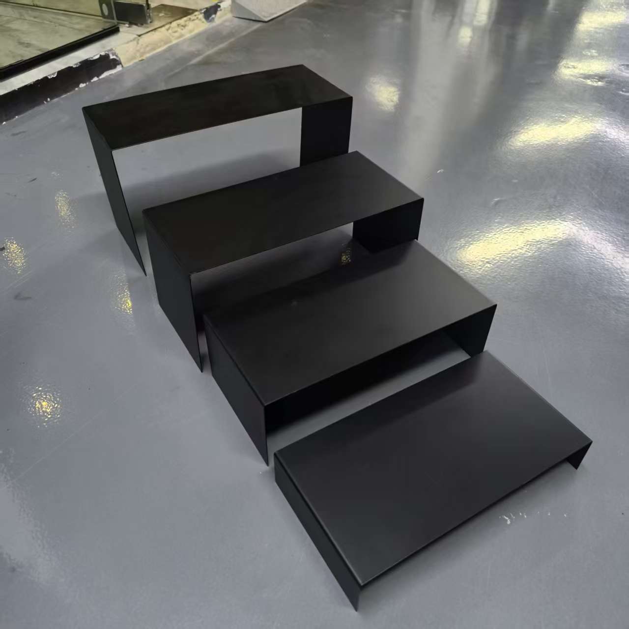 金属盲盒收纳展示架阶梯式立牌陈列架手办展示柜香水置物架增高架