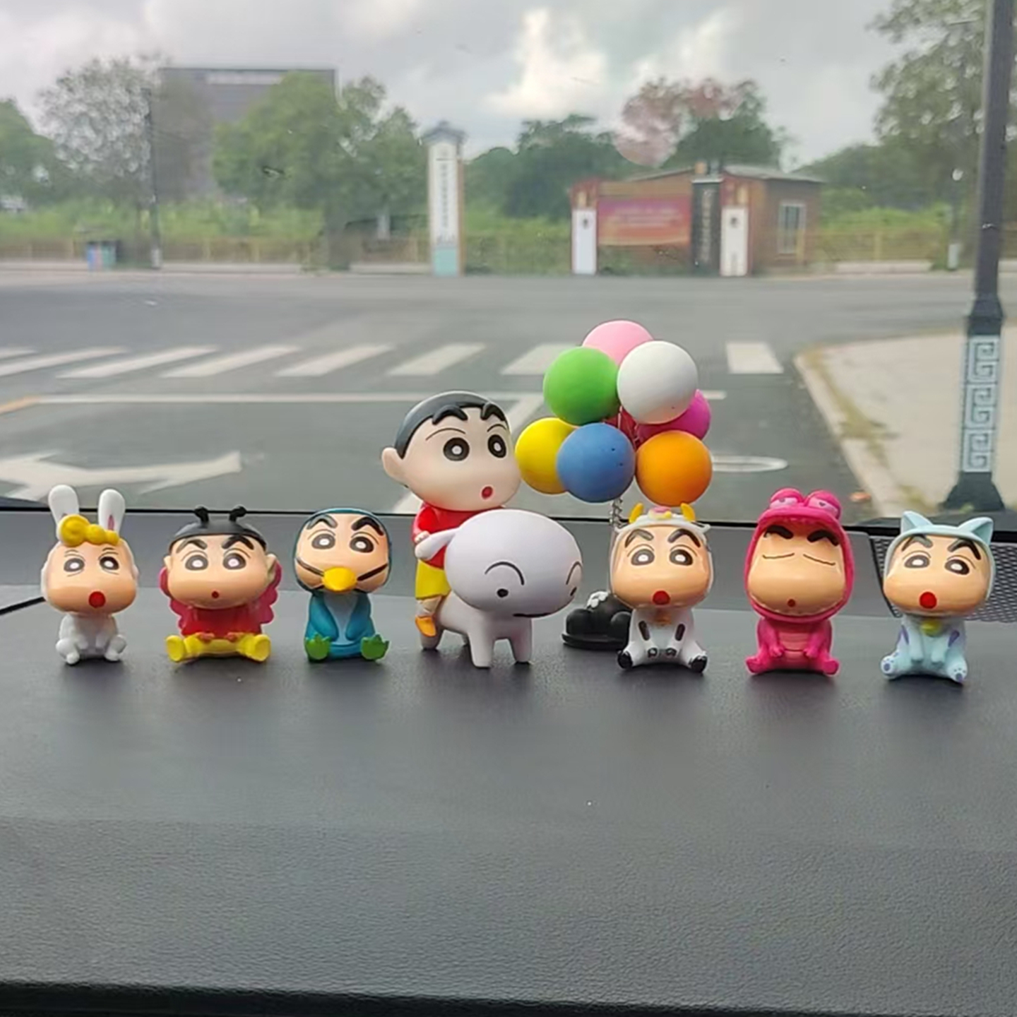 可爱汽车摆件创意蜡笔小新车载摇头公仔玩偶车内饰品车上用品装饰