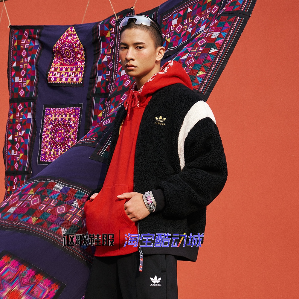 阿迪达斯三叶草男女仿羊羔绒棉服